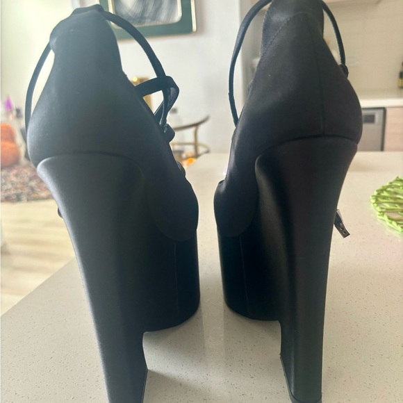 Versace Tempest Pump 
Size 39.5 (runs small, fits like an 8 US)
Only tried on - Picture 4 of 7